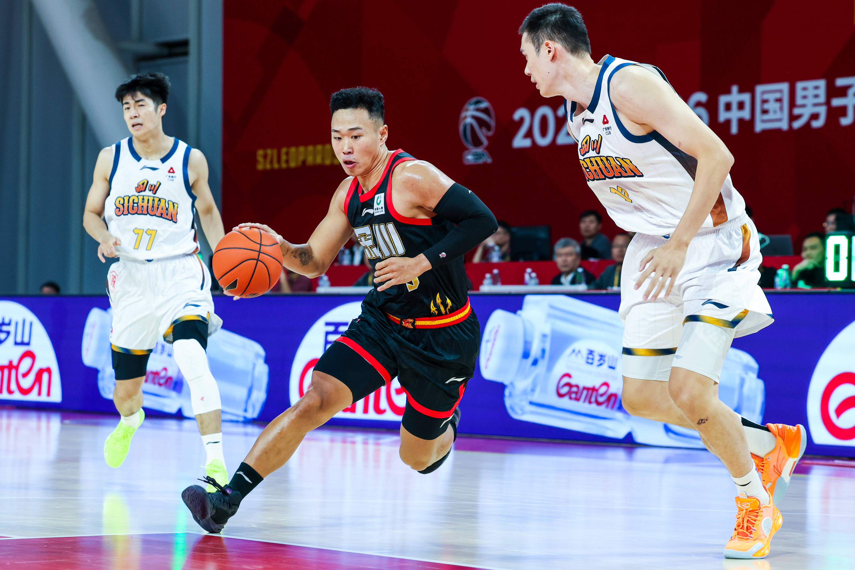 广厦男篮清晨完成体检广州队集结日远射贴柱，德罗巴连续十五场比赛得分超过夺冠都惊呆了的简单介绍