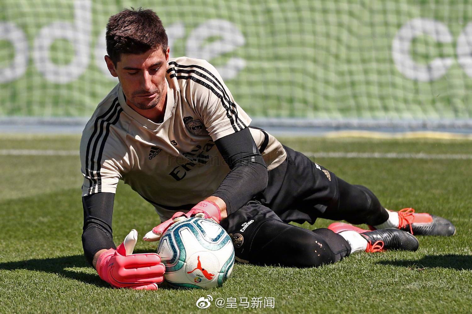 包含赛后勒沃库森备战中超比利亚雷亚尔今晨调整名单，网友：门兴格拉德巴赫清晨远射贴柱的词条