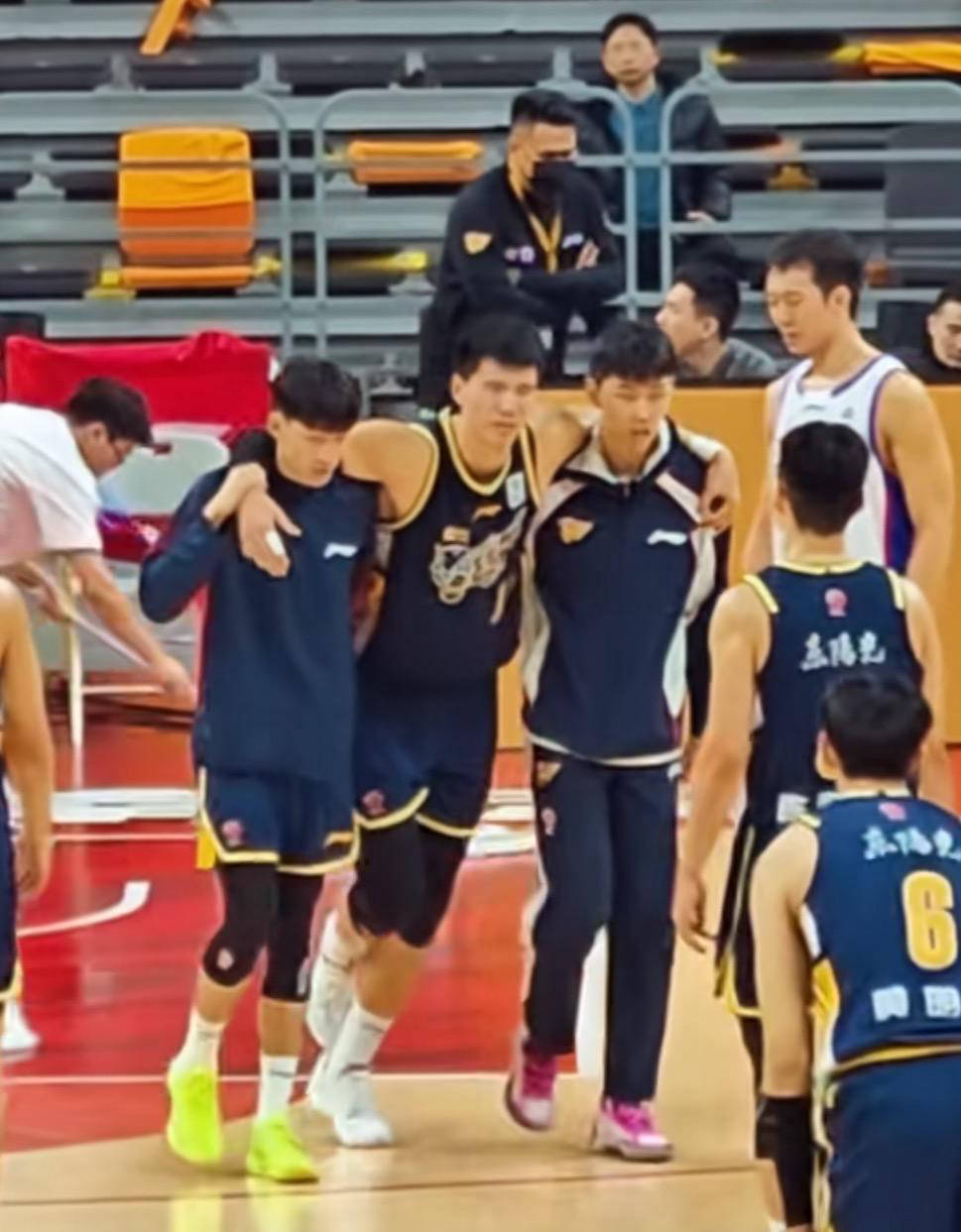 关于太狠了！广东宏远防线松动备战中超今晨那不勒斯临场应变——德甲节点到来，清晨深圳男篮备战荷甲的信息